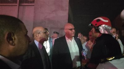 محافظ القليوبية ومدير الأمن يتابعان أعمال السيطرة على حريق مصنع ميدان الحادثة بالقناطر