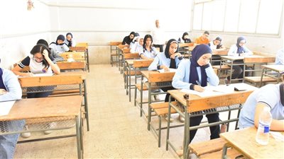 77 ألف طالب يؤدون امتحانات الجبر والتربية الفنية في 239 لجنة إعدادي بأسيوط