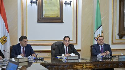 عبد الصادق: خطوات جادة لتحسين مستوى خدمات الرعاية الصحية للمنتسبين لجامعة القاهرة