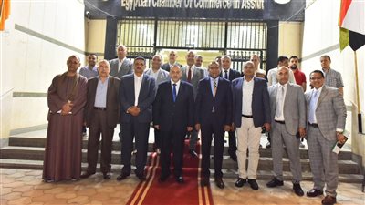 محافظ أسيوط يترأس اجتماع الغرفة التجارية ويشيد بتوزيع 2500 بون للأسر الأكثر احتياجًا (صور) 