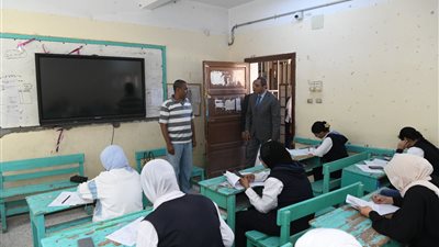 محافظ قنا يتفقد لجان امتحانات الشهادة الإعدادية