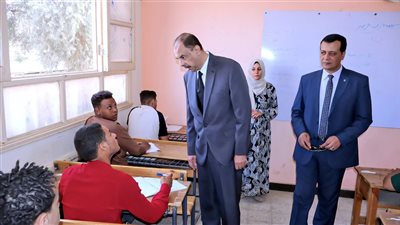 محافظ سوهاج يتفقد سير امتحانات الدبلومات الفنية والشهادة الإعدادية (صور) 