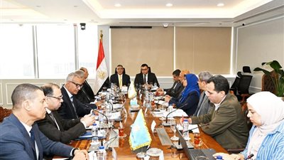 وزير الإسكان ومحافظ الجيزة يتابعان سير العمل بمشروعات مياه الشرب والصرف الصحي