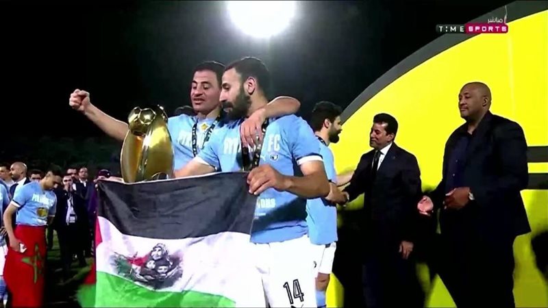 مهند لاشين يحمل العلم