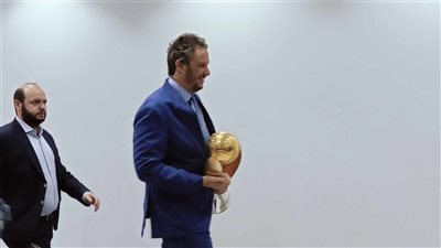 ممدوح عيد يصطحب كأس دوري أبطال أفريقيا إلى اجتماع اتحاد الكرة 