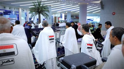 بعثة أسر شهداء الشرطة تغادر مطار القاهرة لأداء فريضة الحج (صور)