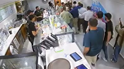 فيديو جديد يكشف تفاصيل إشهار سلاح أبيض في وجه سيدة داخل مطعم 