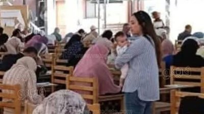 إشادات واسعة بدكتورة جامعية بعد حملها لرضيعة طالبة خلال الامتحان بتربية بورسعيد