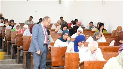 انضباط وهدوء بلجان الامتحانات بجامعة قناة السويس (صور) 