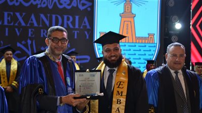 رئيس جامعة الإسكندرية يشهد تخرج دفعة جديدة من طلاب الماجستير بكلية الأعمال