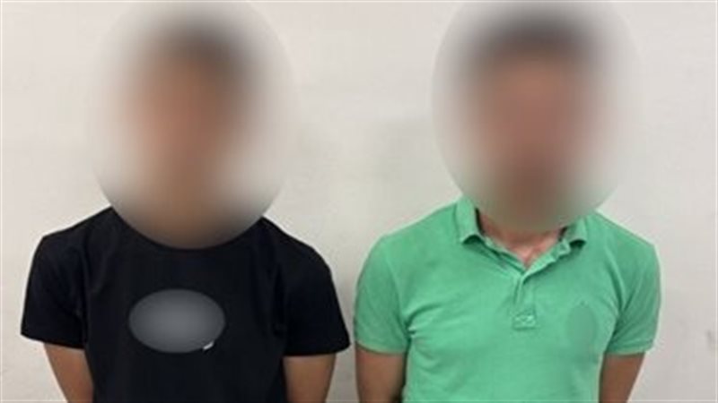 عامل يشهر سلاحًا