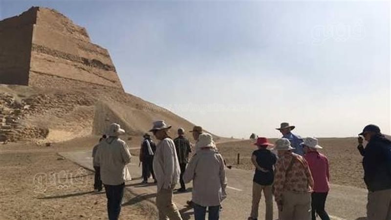 السياح يزورون الآثار