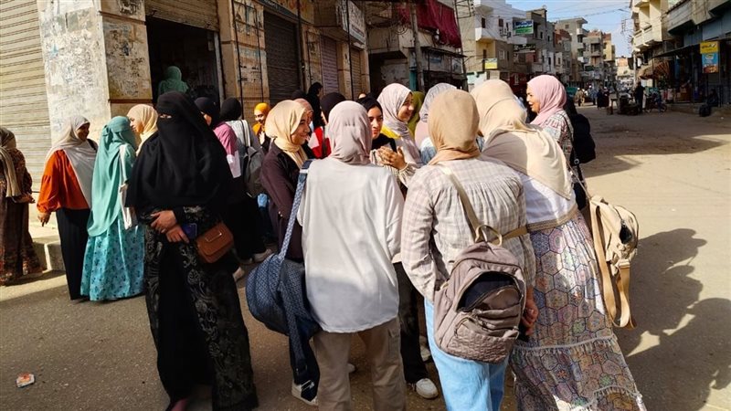 الطالبات أمام لجان