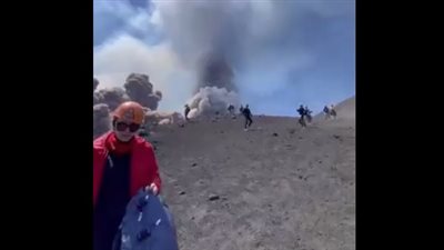 فزع السكان وهروب السائحين، مقاطع مرعبة ترصد ثورة بركان صقلية (فيديو)