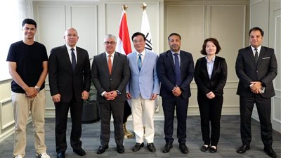  باستثمارات 20 مليون دولار، رئيس اقتصادية قناة السويس يوقع عقد مشروع لصناعة حقائب السفر