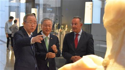 أمين الأمم المتحدة السابق يزور المتحف المصري الكبير