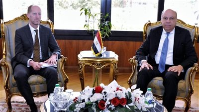 وزير الطيران يلتقي وفدا من مسئولى البنك الأوروبي لإعادة الإعمار والتنمية