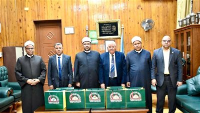 أمين الأعلى للشئون الإسلامية يُهدي كلية الشريعة والقانون مجموعة من الإصدارات المترجمة