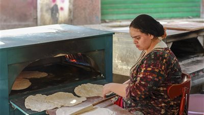 رحلة كفاح تمتد لـ 30 عاما، حكاية خالتي فرنسا مع صناعة الرقاق بحي عابدين (فيديو وصور)