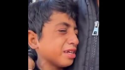 الله ينتقم منك يا أمريكا، وداع مؤثر ومبكي من أطفال لأمهم شهيدة المساعدات برفح (فيديو)