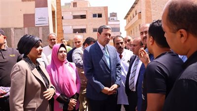 محافظ دمياط يشرف ميدانيا على صرف الأدوية بعيادة التأمين الصحي بالزرقا