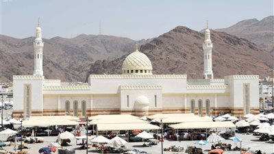 مسجد شهداء أحد بالمدينة المنورة، أشهر معالمه وحكم زيارته
