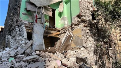 نجاة 3 أسر من الموت في انهيار عقار من 3 أدوار بالإسكندرية (صور)