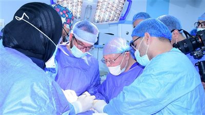رئيس جامعة سوهاج يجري عملية جراحية معقدة لحالة مصابة بتهتك الضفيرة العصبية
