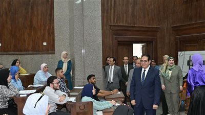 رئيس جامعة القاهرة يتفقد الامتحانات بكليات الاقتصاد والعلوم السياسية والآداب والإعلام