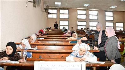 عميدة كلية البنات تُجري جولة تفقدية لمتابعة سير الامتحانات