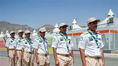 مشهد نادر صنعته الصدفة، 6 توائم من الكشافة السعودية بـ موسم الحج 2025 (صور)