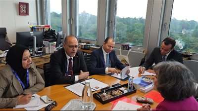 وزير العمل يلتقي مدير إدارة المعايير ورئيس قسم الحريات النقابية بجنيف