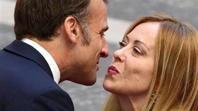 قبلة فابتسامة فاجتماع فعشاء.. ميلوني تستقبل ماكرون في روما لتحسين العلاقات السياسية (صور)