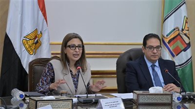 رئيس جامعة القاهرة يشدد على ضرورة وضع خطة تنفيذية لتطبيق الهوية البصرية بجميع المنشآت