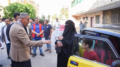 محافظ الإسكندرية يطمئن على أحد مصابي العاصفة ويوجه بتقديم دعم شامل لأسرته