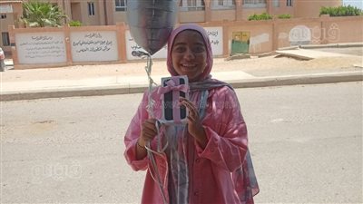 أب يفاجئ ابنته بآيفون وورد بعد انتهاء امتحانات الإعدادية في المنوفية (فيديو وصور)