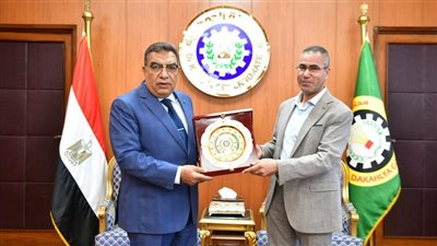 محافظ الدقهلية يكرم وكيل وزارة الري 