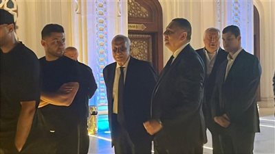 رغم الأزمة الصحية، حسين لبيب يحضر عزاء والدة عمرو الجنايني 