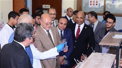 40 تجربة تطبيقية في الكيمياء بالمعرض العلمي لطلاب كلية العلوم بسوهاج