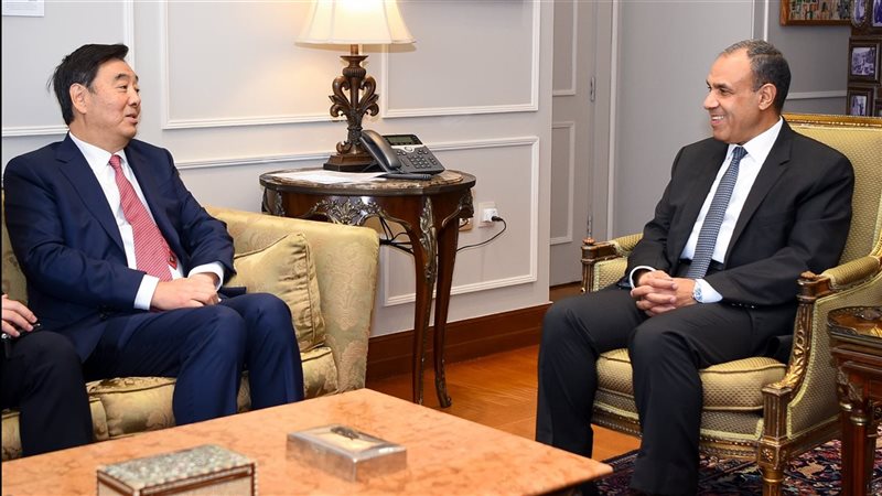 وزير الخارجية مع