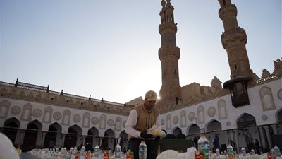 الأزهر يقدم 4 آلاف وجبة إفطار للوافدين في يوم عرفة، توزيع اللحوم على 50 ألف أسرة بالمحافظات، و500 جنيه زيادة على الإعانة الشهرية للمستحقين