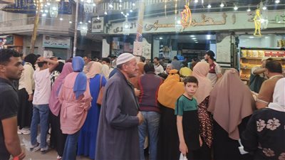 زحام على محال الشوكولاتة والحلويات بالمنصورة قبل عيد الأضحى (فيديو)