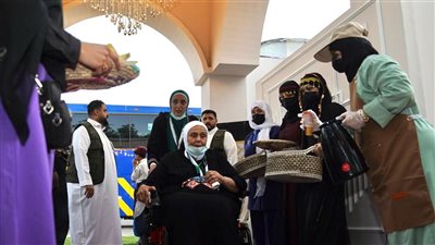 حجاج السياحة خمس نجوم يصلون إلى عرفات استعدادا لأداء الركن الأعظم 