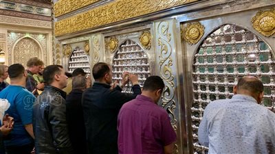 زائرون من كل مكان ينشدون السكينة والطمأنينة في