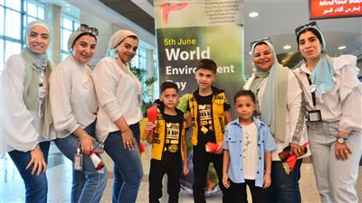 مطار القاهرة الدولي يحتفل باليوم العالمي للبيئة بتوزيع الورود على المسافرين