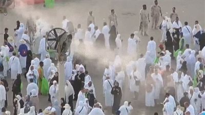 موسم الحج 2025، رذاذ الماء والمظلات تخفف حرارة الطقس على الحجاج في عرفة (فيديو)