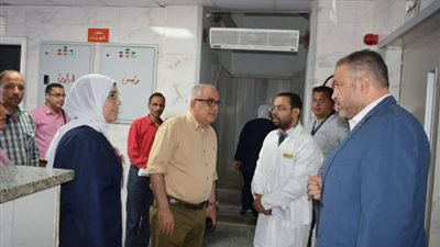 جولة مفاجئة لرئيس التأمين الصحي بمستشفى النصر بحلوان