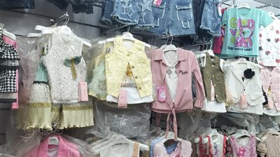 تيشرتات الأولاد تبدأ من 125 جنيهًا، أسعار ملابس العيد للأطفال في سوق العتبة (فيديو وصور) 