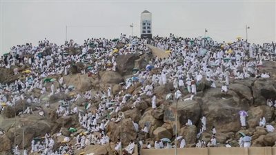 موسم الحج 2025، تسابق الحجاج للصعود إلى جبل عرفات مرددين 