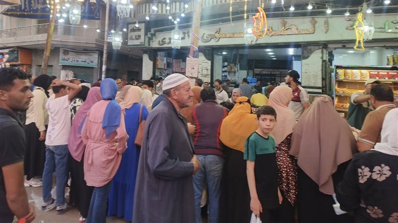 زحام على محال الشوكولاتة